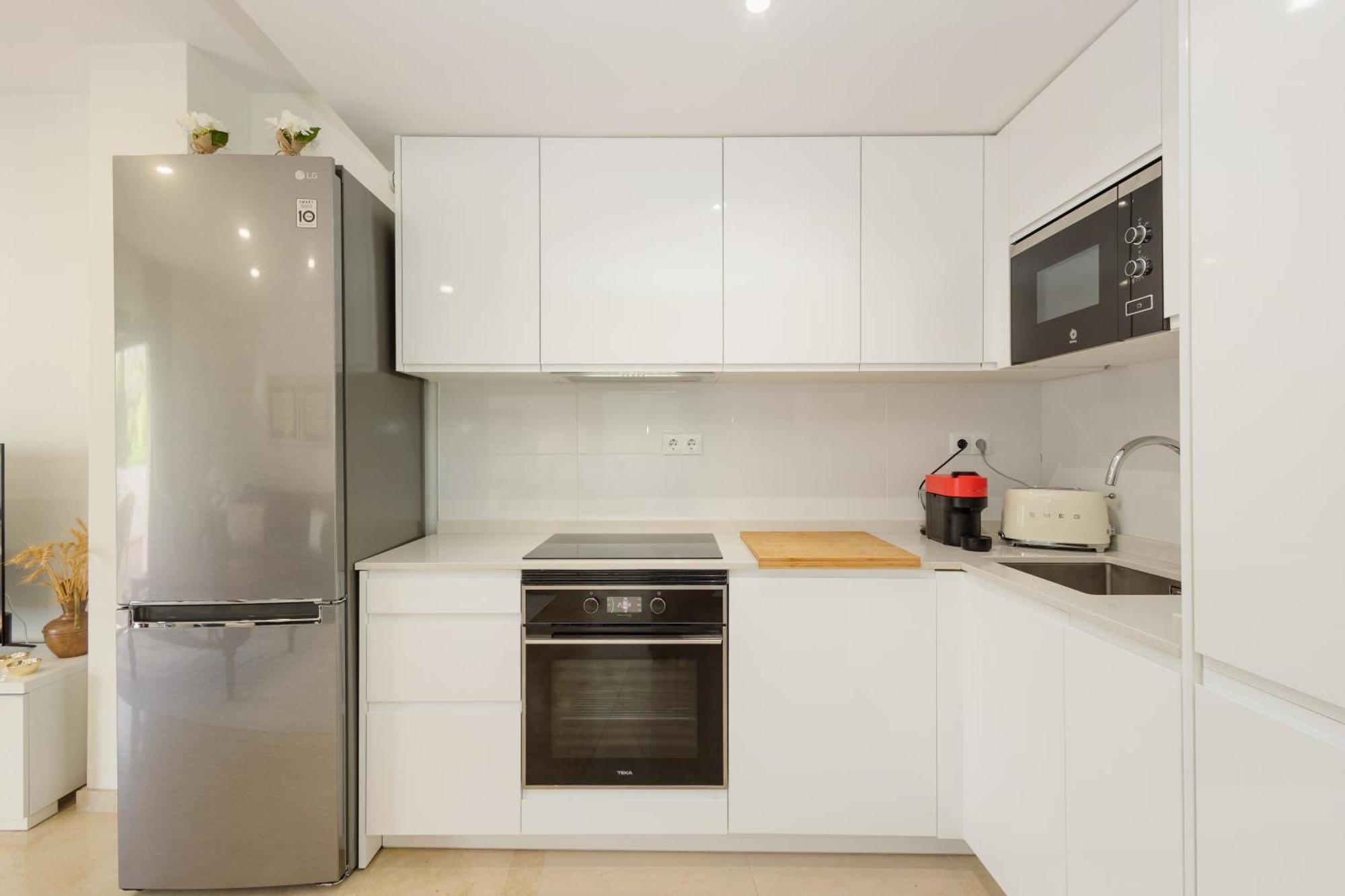 Cozy Apartment, With Mountain Views And Large Private Terrace, On The Golden Mile, Apartment Marbella