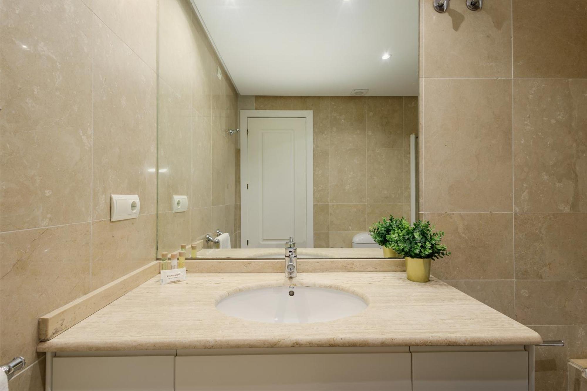 Cozy Apartment, With Mountain Views And Large Private Terrace, On The Golden Mile, * Marbella